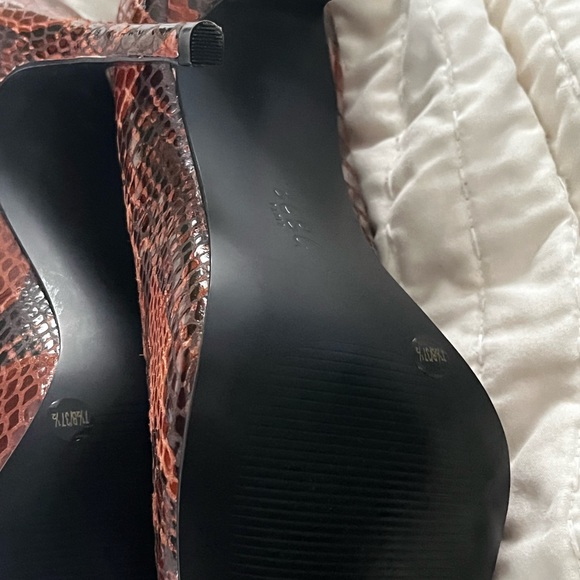 Brown snake print BCBG Paris pumps. - Picture 8 of 8